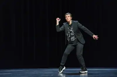 Recensie “Farida Laan zet met Zakkenwassers bizar talig cabaret neer en is zo een unicum in het huidige cabaretlandschap.”