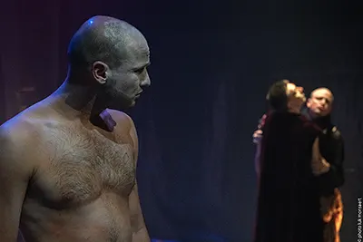 Recensie sterke acteerprestaties in radicale Hamlet