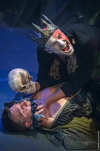 Recensie sterke acteerprestaties in radicale Hamlet