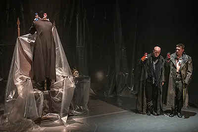 Recensie sterke acteerprestaties in radicale Hamlet