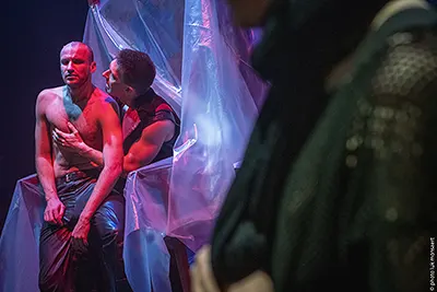 Recensie sterke acteerprestaties in radicale Hamlet