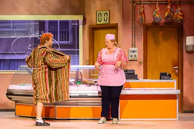 Recensie: Constante stroom aan lachsalvo’s in razendsnelle ‘De Schlagerij’