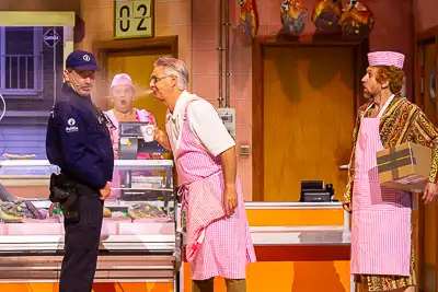 Recensie: Constante stroom aan lachsalvo’s in razendsnelle ‘De Schlagerij’