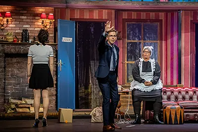 Recensie Driedubbel liggen bij 'Stilte AUB!'