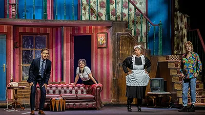 Recensie Driedubbel liggen bij 'Stilte AUB!'