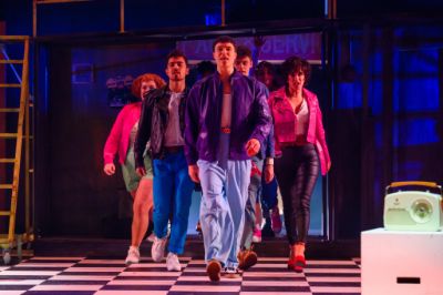 Scenebeeld Grease 02 c Roy Beusker en Annemieke van der Togt