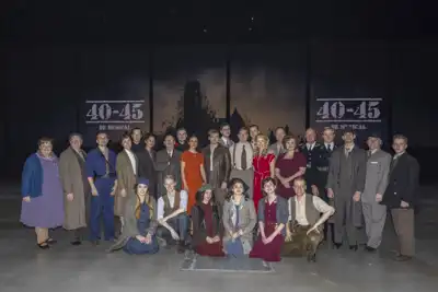 Recensie - Soy Kroon en Holly Mae Brood schitteren samen in 40-45 de Musical