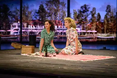 Recensie - Soy Kroon en Holly Mae Brood schitteren samen in 40-45 de Musical